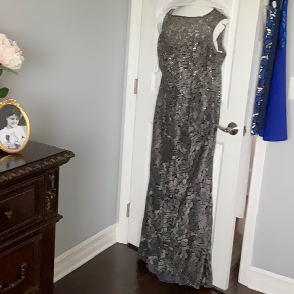An extraordinary mother of the bride dress. Fully beaded. Worn once. - Picture 1 of 1